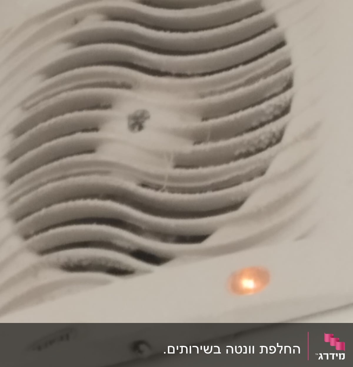 מאוורר תקרה עם אור חיווי דולק